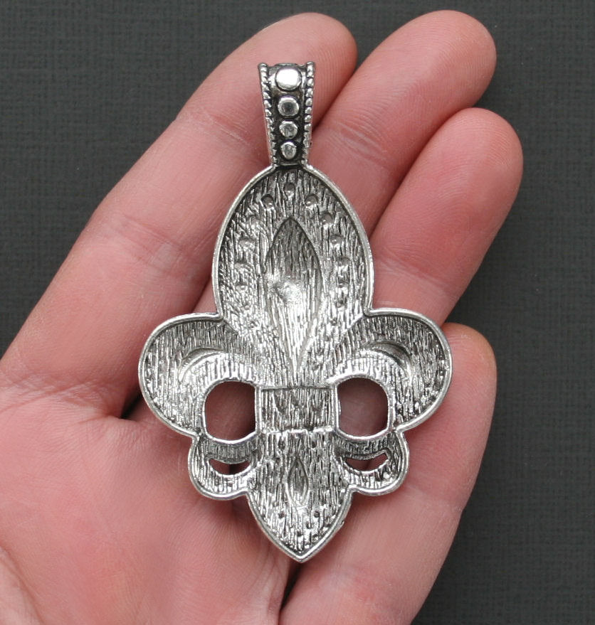 2 breloques fleur de lys argentées antiques - SC1756