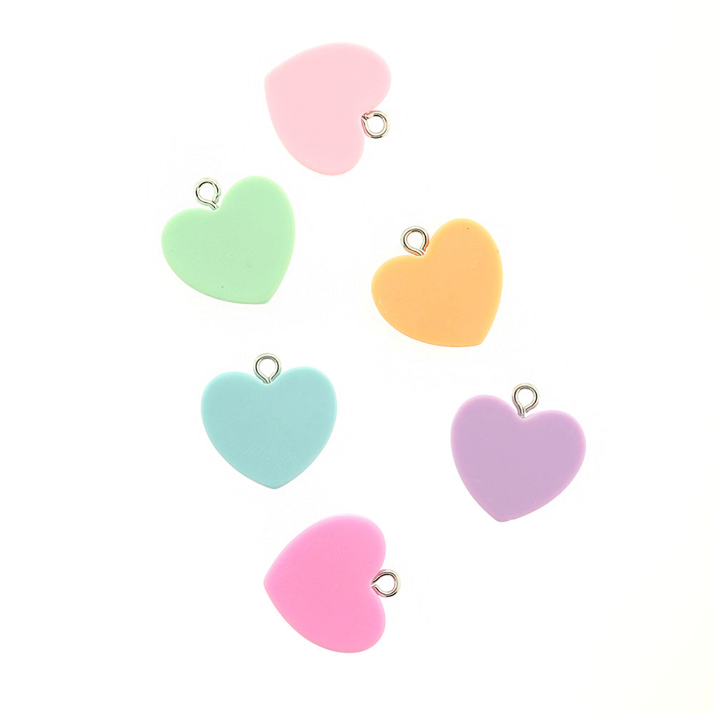 4 breloques en résine cœur bonbon "Sois à moi" de couleurs assorties - K347