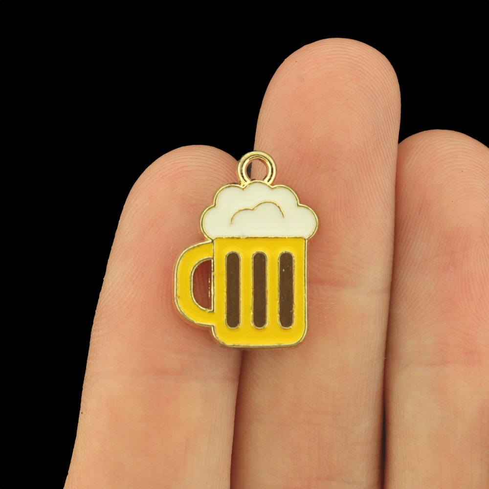 4 breloques chope de bière en émail doré - E897