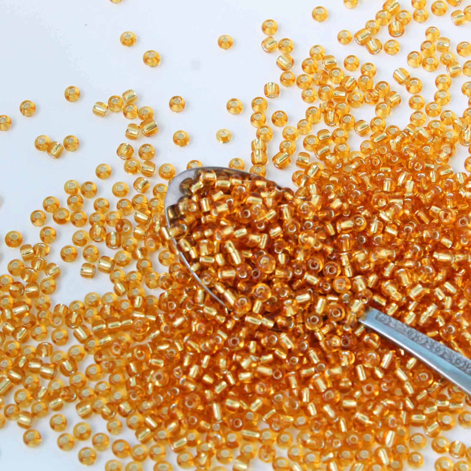 Perles de verre rocailles 6/0 4mm - Marron de Sienne doublé d'argent - 50g 496 Perles - BD1288