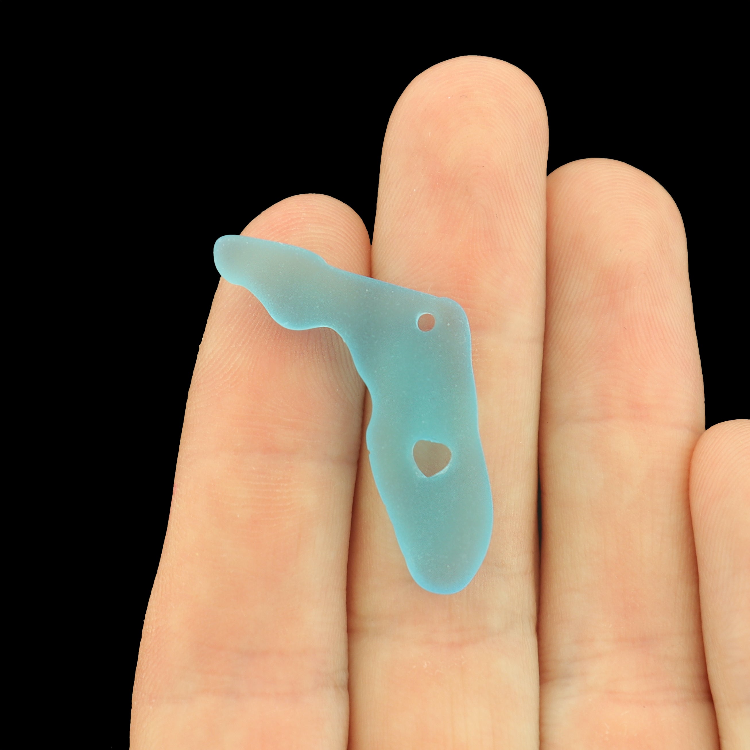 Breloque en verre de mer bleu de forme libre - U043