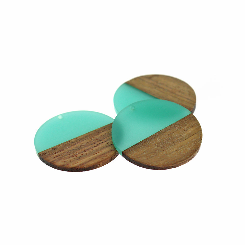 Breloque ronde en bois naturel et résine bleu roi 38 mm - WP076