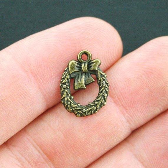 10 Christmas Wreath Antique Bronze Tone Charms - XC091