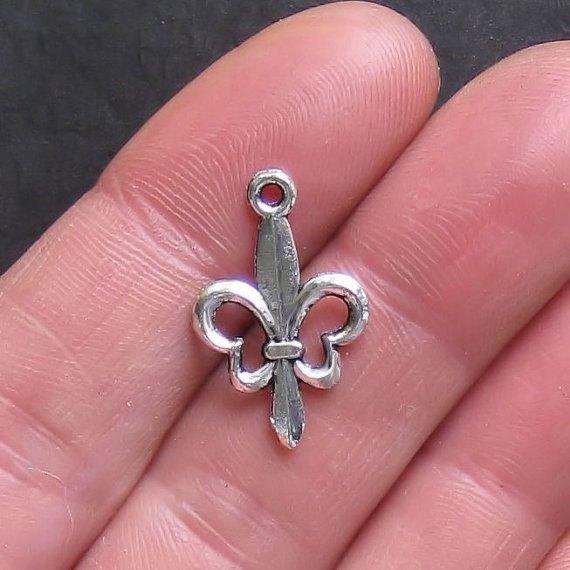 10 charmes de ton argent antique Fleur de Lis - SC1014