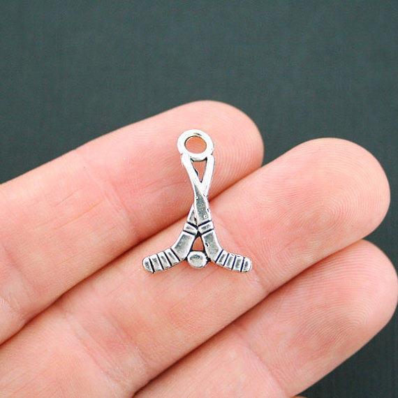 10 bâtons de hockey antiques ton argent breloques 2 faces - SC2302