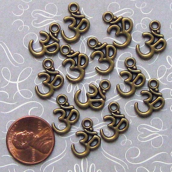 10 breloques de ton bronze antique OM - BC265