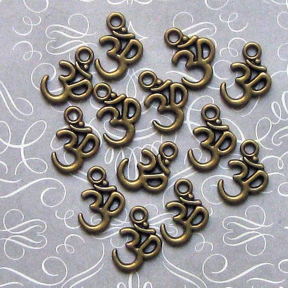 10 breloques de ton bronze antique OM - BC265
