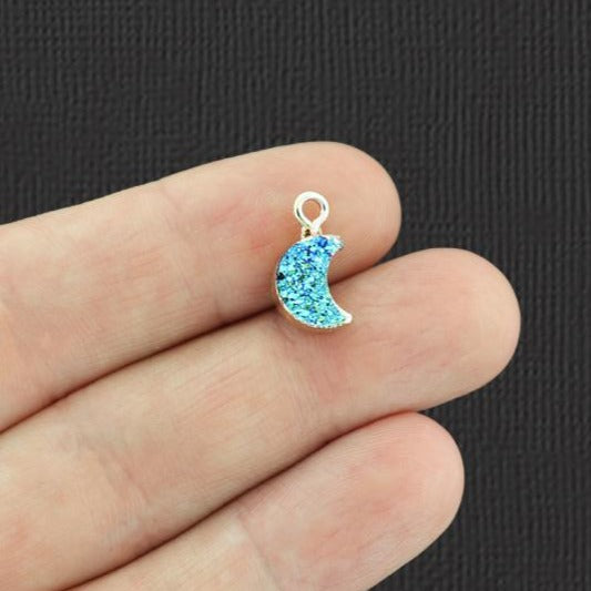 2 breloques en résine dorée Druzy croissant de lune bleue - K376