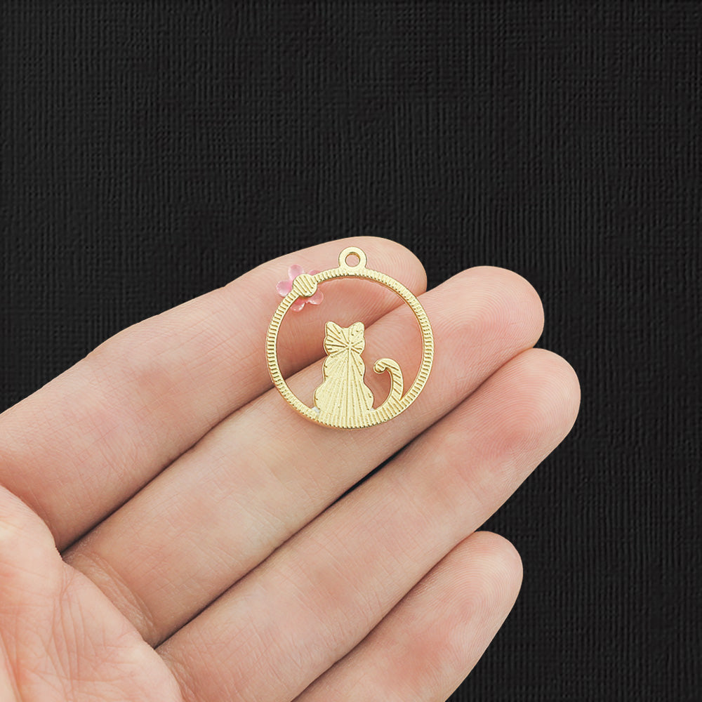 2 breloques en émail doré chat rose - E1193