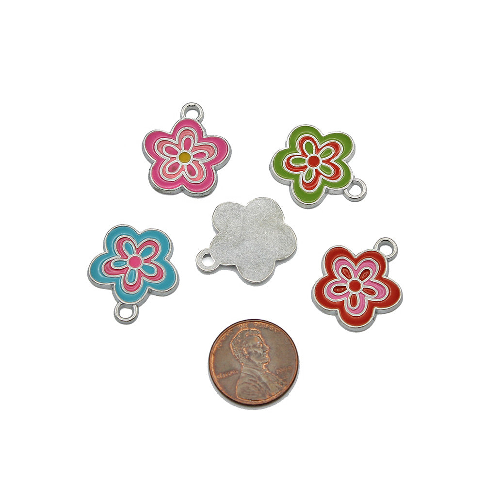 Assortiment de 4 breloques en émail argenté fleuri - E982