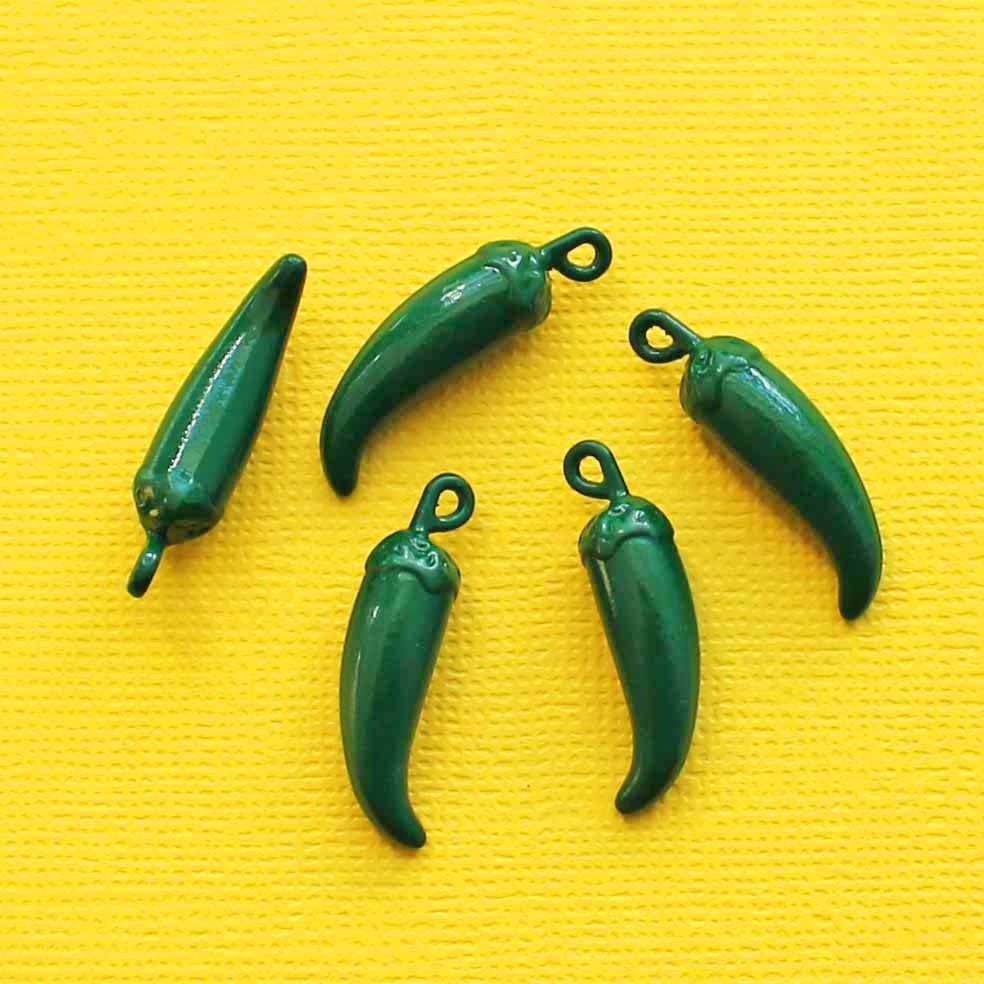 4 breloques en émail piment - E257