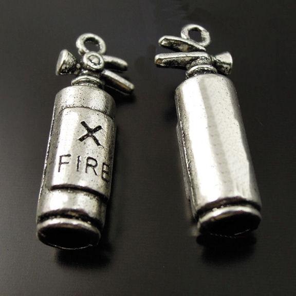4 breloques de ton argent antique d'extincteur 3D - SC1830