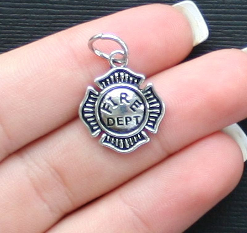 4 breloques argentées antiques de pompiers - SC2406
