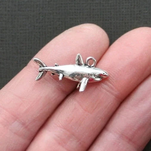 4 breloques argentées antiques de requin 3D - SC1866