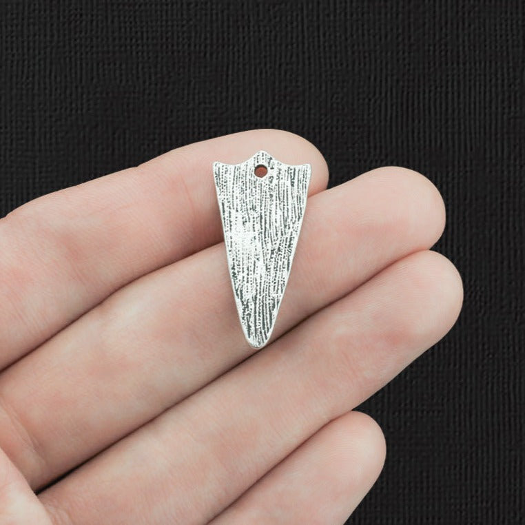 4 breloques argentées antiques de bouclier d'épée - SC3400