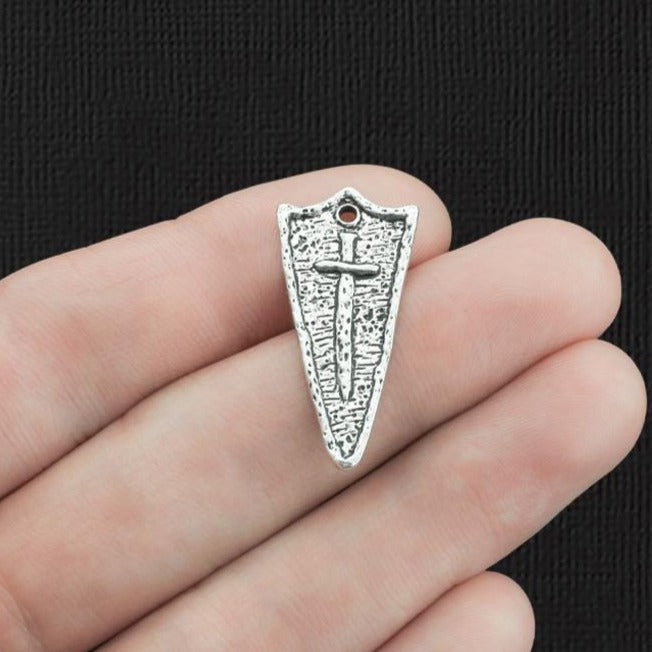 4 breloques argentées antiques de bouclier d'épée - SC3400