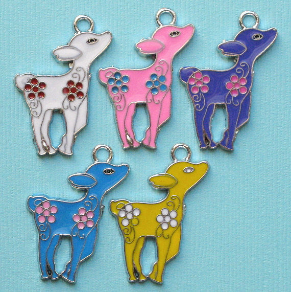 5 breloques en émail ton or blanc cerf - E075