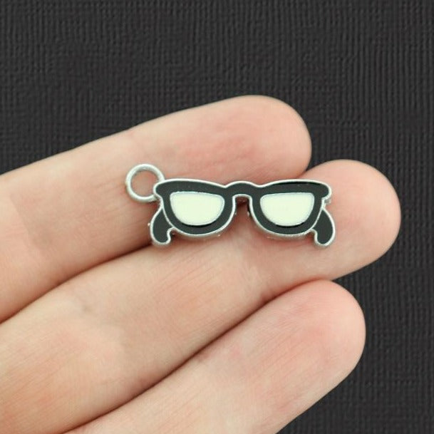 5 breloques en émail argenté pour lunettes - E1049