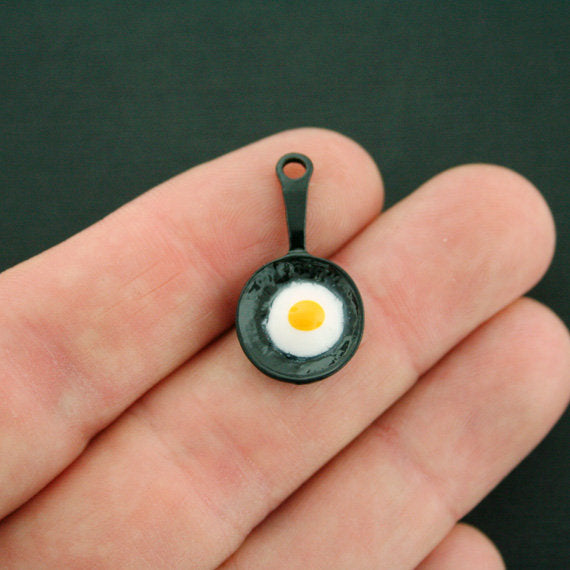 5 breloques en émail noir poêle à frire 3D - E589