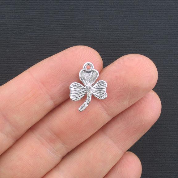 8 breloques argentées antiques de trèfle - SC3398