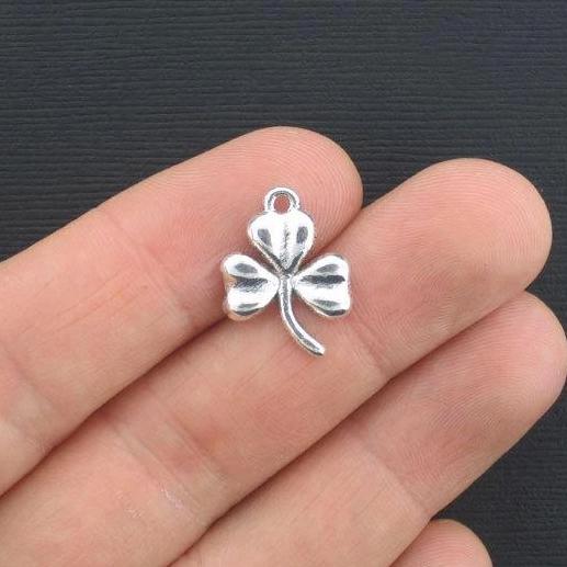 8 breloques argentées antiques de trèfle - SC3398