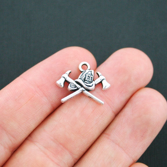 8 breloques argentées antiques de pompier - SC4931