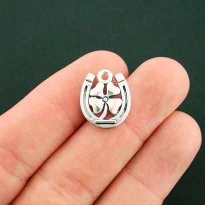 8 trèfle à quatre feuilles et fer à cheval breloques argentées antiques - SC6920