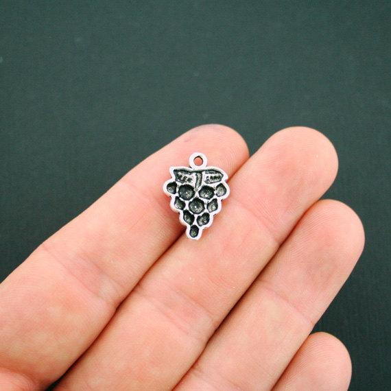 8 breloques de ton argent antique raisins - SC215