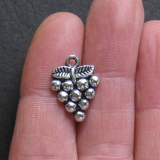 8 breloques de ton argent antique raisins - SC215