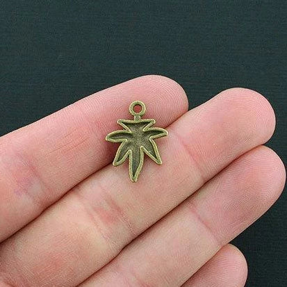 8 breloques de ton bronze antique de marijuana - BC1231