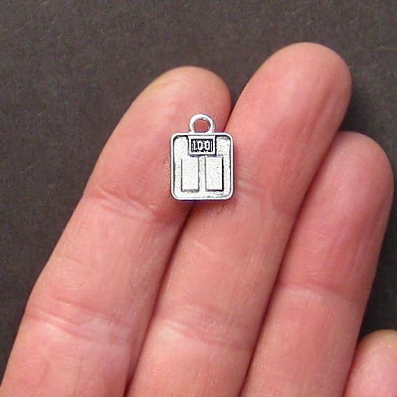 8 breloques argentées antiques à l'échelle - SC1203