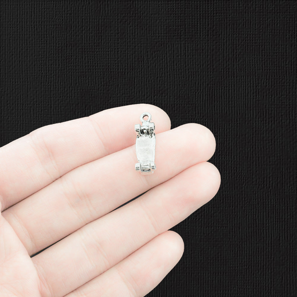 8 breloques ton argent antique de planche à roulettes 3D - SC3082