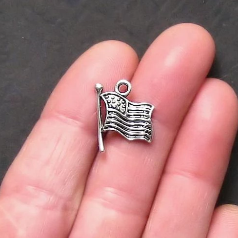 8 breloques de ton argent antique drapeau USA - SC560