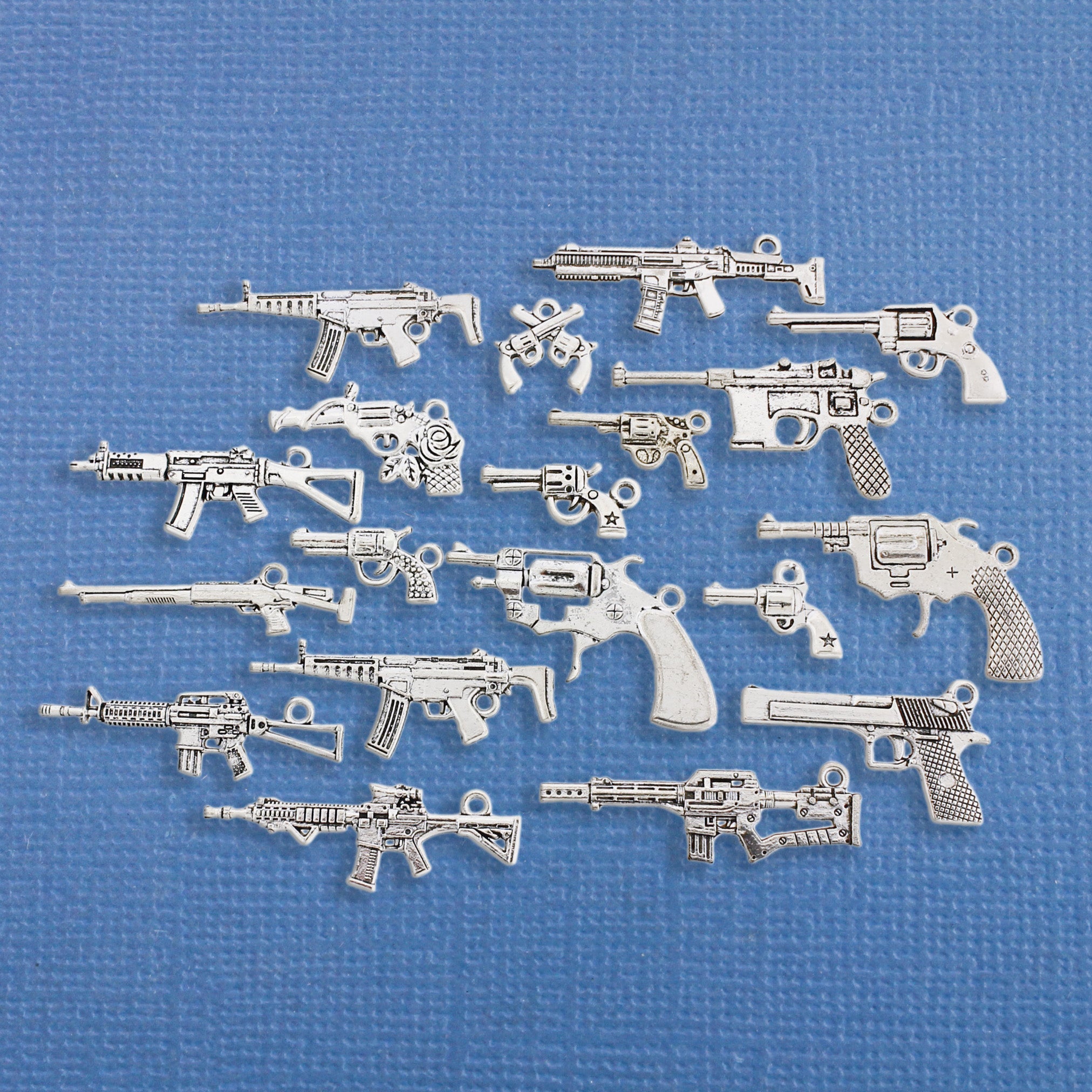 Deluxe Gun Charm Collection Ton argent antique 18 breloques différentes - COL331