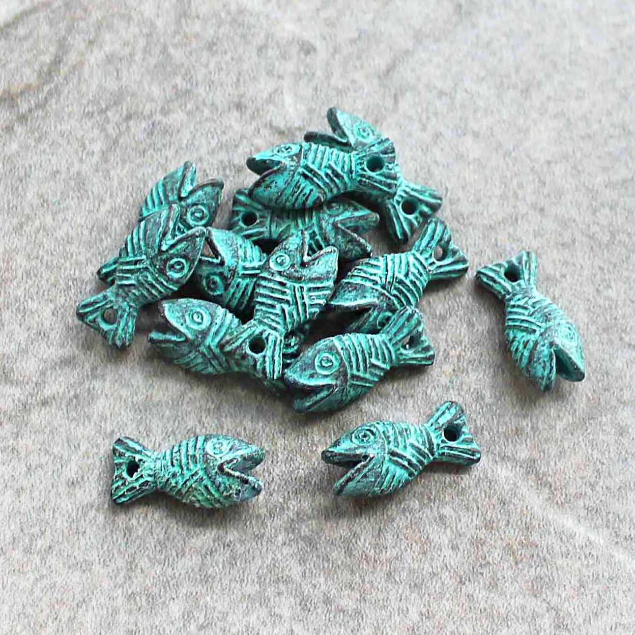 Fish Antique Copper Tone Mykonos Charms avec patine verte 2 faces - BC1536