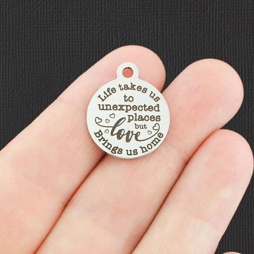 La vie nous emmène Charmes en acier inoxydable - dans des endroits inattendus mais l'amour nous ramène à la maison - BFS001-4986