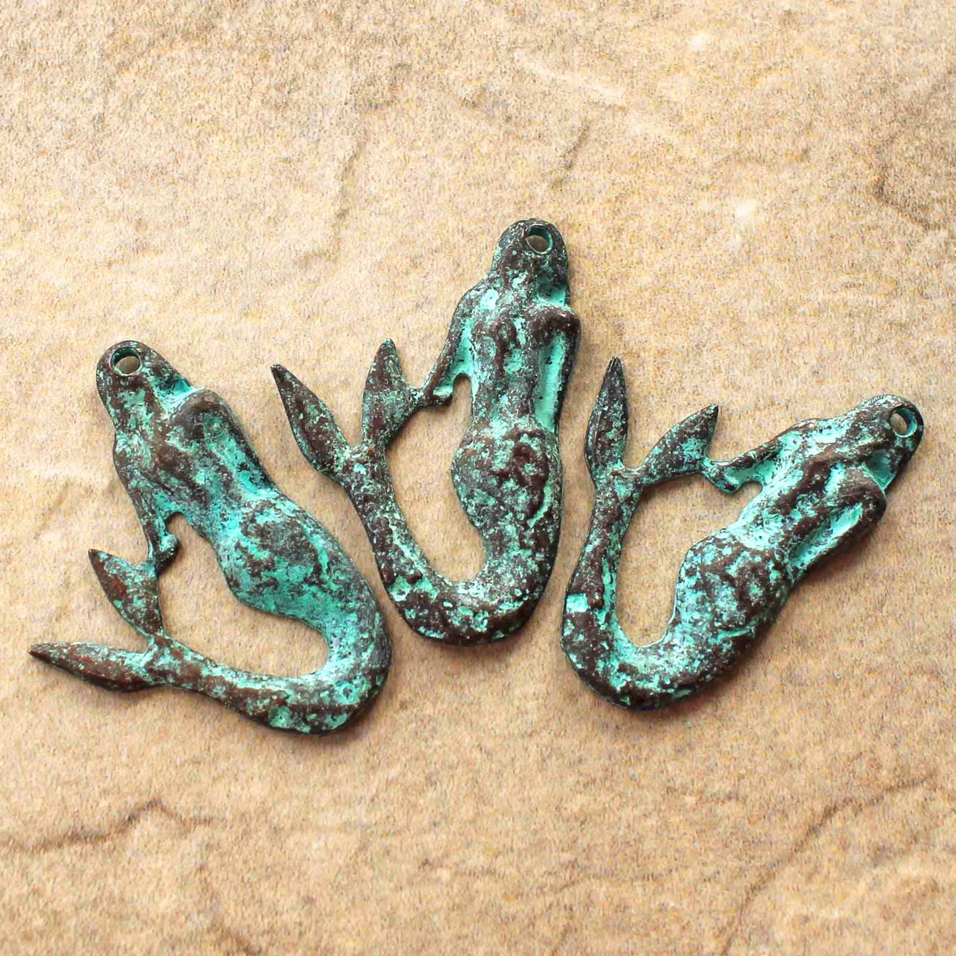 Breloque Mykonos en cuivre antique sirène avec patine verte - BC1531