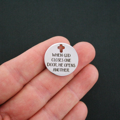 Breloques religieuses en acier inoxydable - Quand Dieu ferme une porte, il en ouvre une autre - BFS023-0930