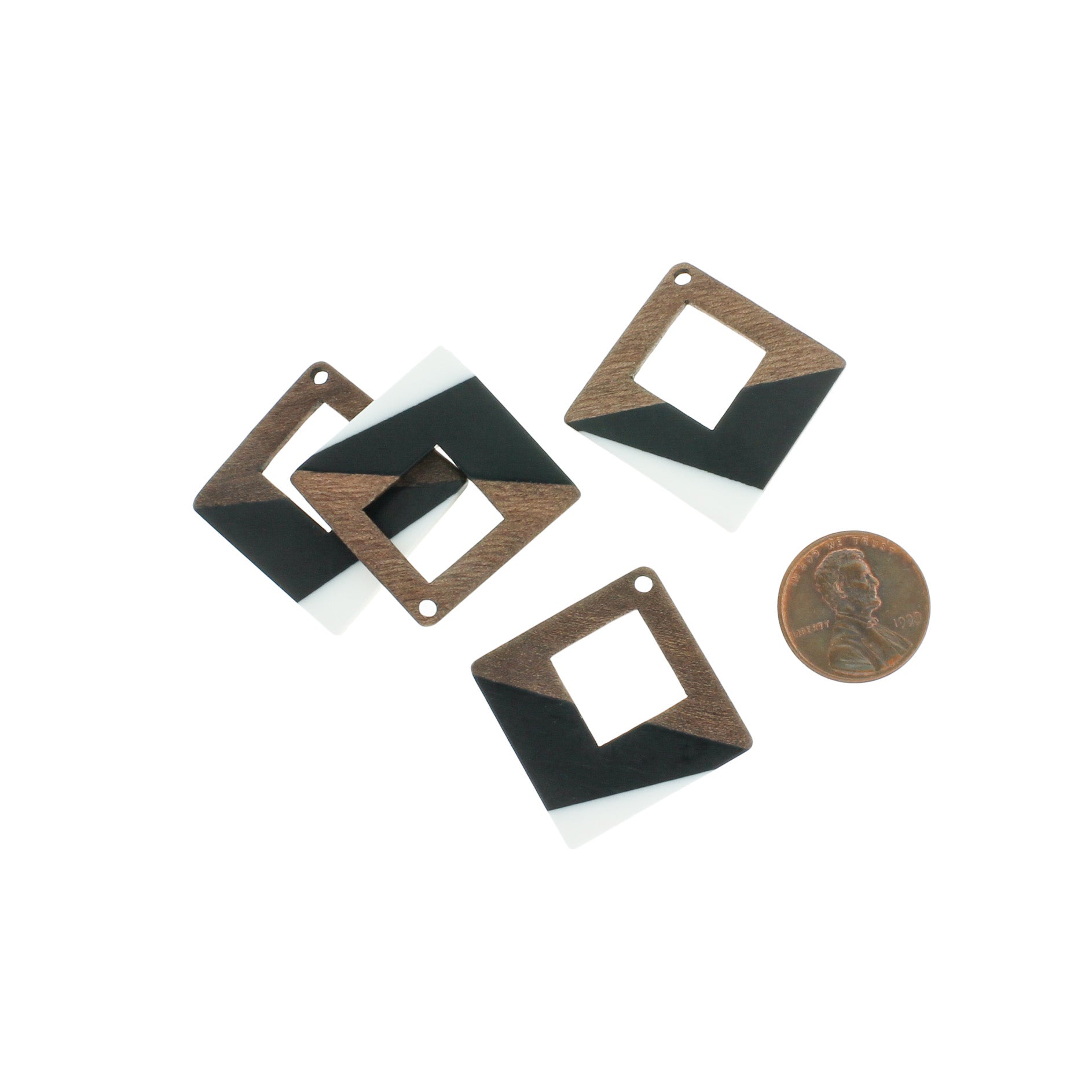 Breloque Losange Bois Naturel et Résine Noire et Blanche 37mm - WP302