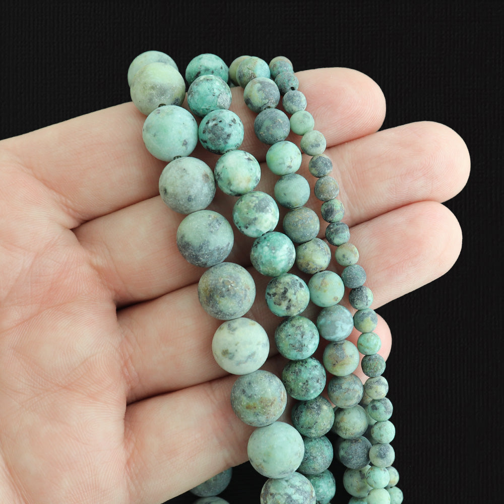 Perles rondes de turquoise africaine naturelle 4mm - 10mm - Choisissez votre taille - Tons bleus et noirs chinés - 1 brin complet de 15,5" - BD1802