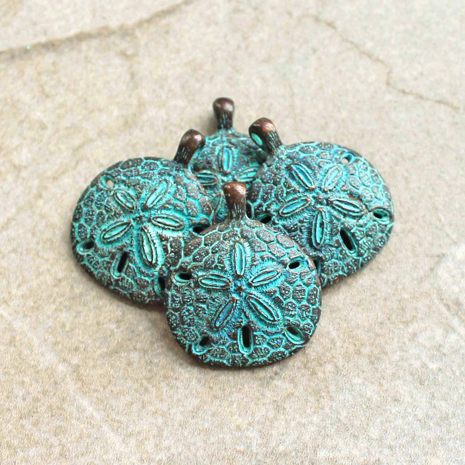 Sand Dollar Antique Copper Tone Mykonos Charm avec patine verte - BC1483