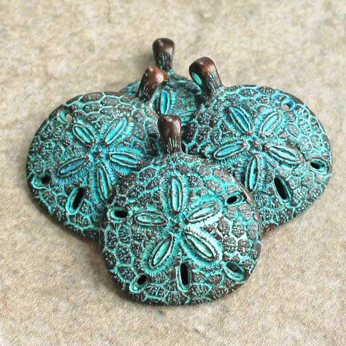 Sand Dollar Antique Copper Tone Mykonos Charm avec patine verte - BC1483