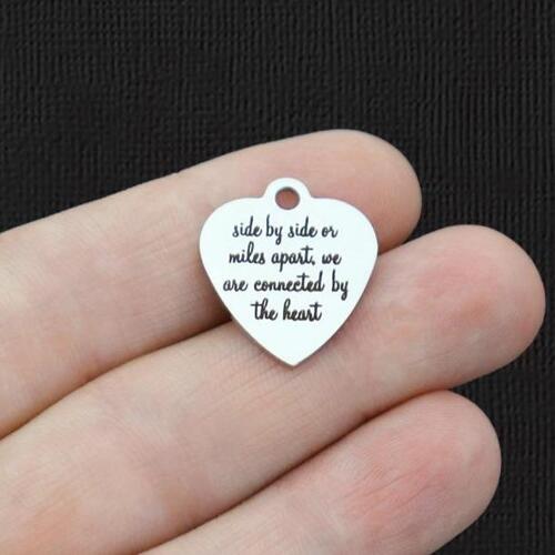 Côte à côte des breloques en acier inoxydable - ou à des kilomètres l'un de l'autre, nous sommes connectés par le cœur - BFS011-5785