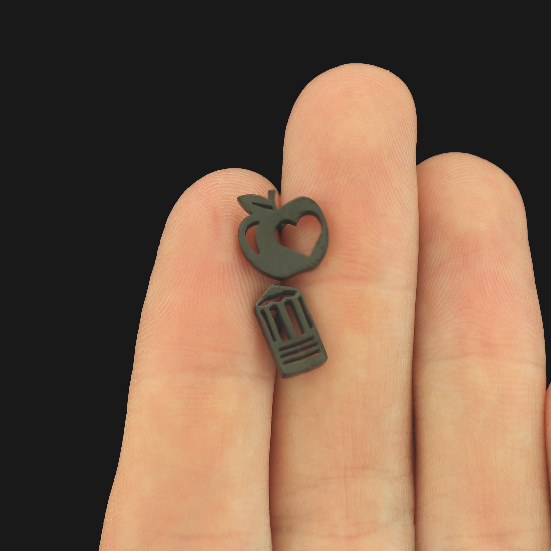 Boucles d'Oreilles Acier Inoxydable - Clous Pomme et Crayon - 10mm x 9mm - 2 Pièces 1 Paire - ER611