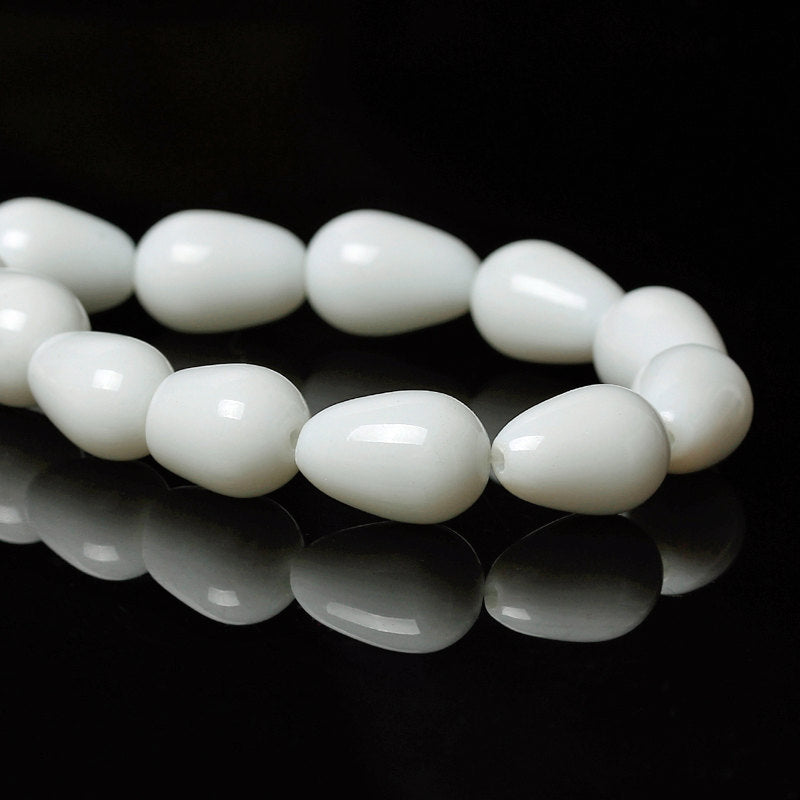 SALE 15 Teardrop Glass Beads in Snow White - LBD765