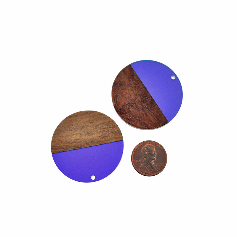 Breloque ronde en bois naturel et résine bleu roi 38 mm - WP076