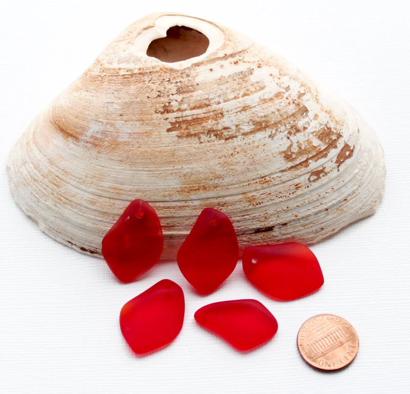2 breloques en verre de mer de forme libre rouge - U004