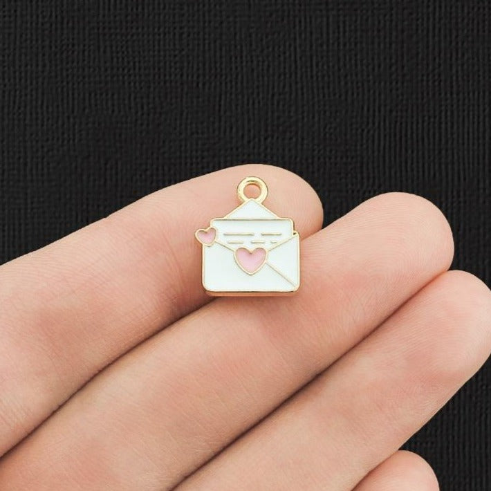 10 breloques en émail doré enveloppe coeur - E1150