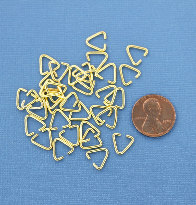 Anneaux triangulaires dorés - 9 mm x 6 mm - Calibre 21 ouvert - 100 anneaux - Z595