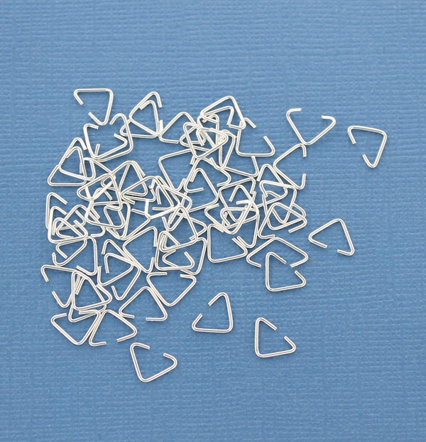 Anneaux triangulaires argentés - 9 mm x 6 mm - Calibre 21 ouvert - 100 anneaux - Z596